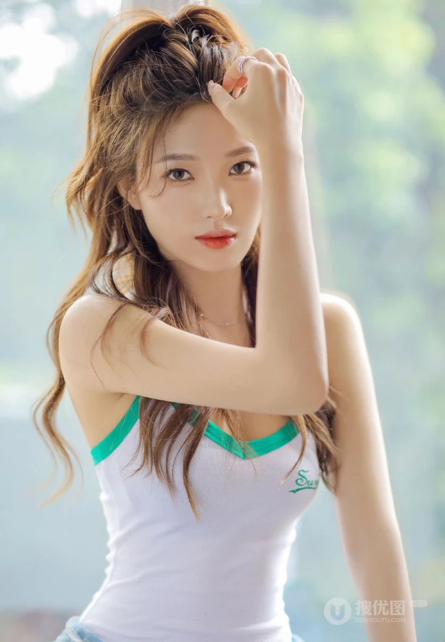 秋日居家阳光下的时尚马尾辫绑发少女紧身连体衣牛仔裤穿着甜美可人写真图集