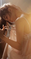 一人尽享孤独，气质粉衣睡裙家居服精选少女大秀美背居家大胆写真艺术图集