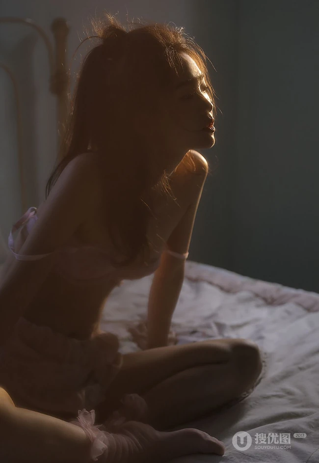 一人尽享孤独，气质粉衣睡裙家居服精选少女大秀美背居家大胆写真艺术图集