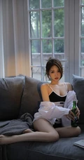 一个人在家喝安静啤酒的肩带文胸短裤女生漂亮女生沙发慵懒写真图集