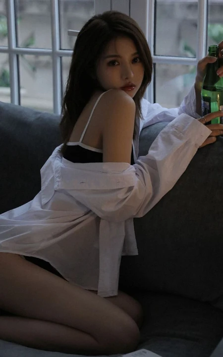 一个人在家喝安静啤酒的肩带文胸短裤女生漂亮女生沙发慵懒写真图集