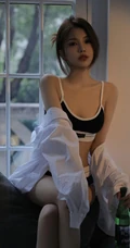 一个人在家喝安静啤酒的肩带文胸短裤女生漂亮女生沙发慵懒写真图集