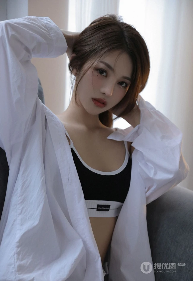 一个人在家喝安静啤酒的肩带文胸短裤女生漂亮女生沙发慵懒写真图集