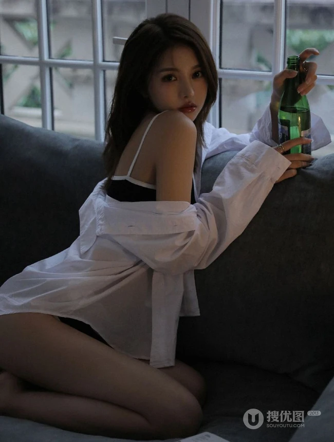 一个人在家喝安静啤酒的肩带文胸短裤女生漂亮女生沙发慵懒写真图集
