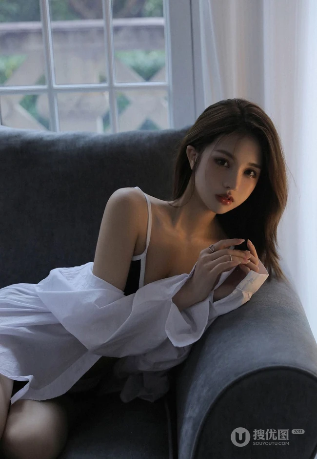 一个人在家喝安静啤酒的肩带文胸短裤女生漂亮女生沙发慵懒写真图集