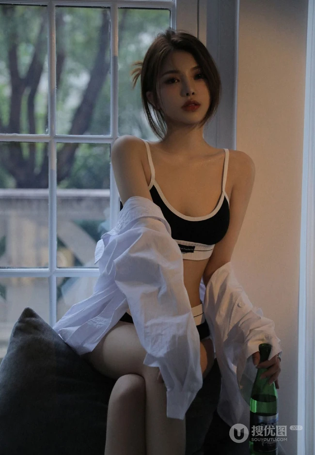 一个人在家喝安静啤酒的肩带文胸短裤女生漂亮女生沙发慵懒写真图集