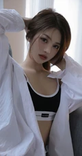 一个人在家喝安静啤酒的肩带文胸短裤女生漂亮女生沙发慵懒写真图集