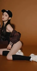 手拿棒球棒的气质可人漂亮礼裙连体衣花季少女眼神高冷动人室内写真图集