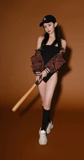 手拿棒球棒的气质可人漂亮礼裙连体衣花季少女眼神高冷动人室内写真图集