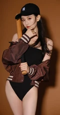 手拿棒球棒的气质可人漂亮礼裙连体衣花季少女眼神高冷动人室内写真图集