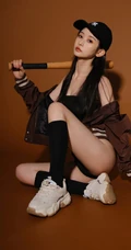 手拿棒球棒的气质可人漂亮礼裙连体衣花季少女眼神高冷动人室内写真图集