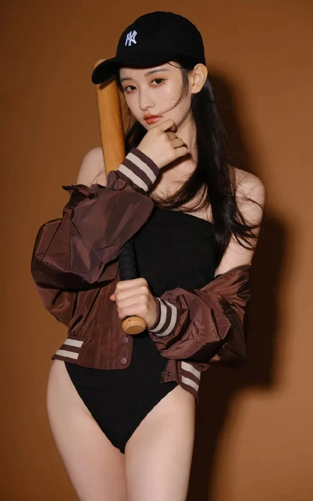 手拿棒球棒的气质可人漂亮礼裙连体衣花季少女眼神高冷动人室内写真图集