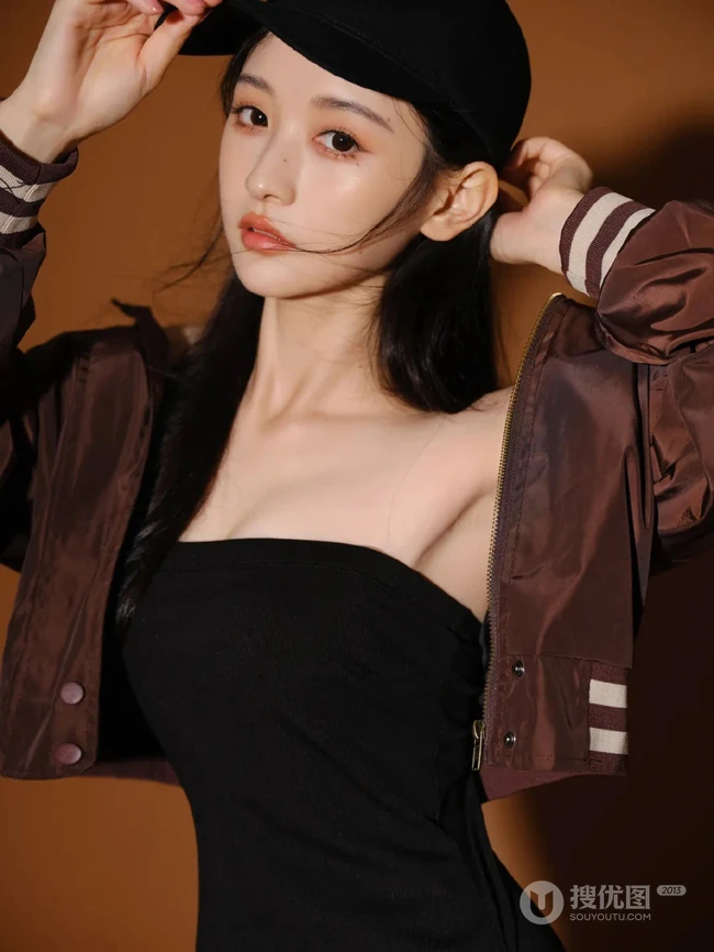 手拿棒球棒的气质可人漂亮礼裙连体衣花季少女眼神高冷动人室内写真图集