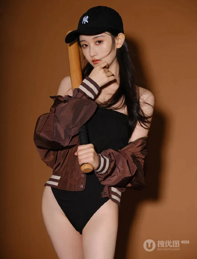 手拿棒球棒的气质可人漂亮礼裙连体衣花季少女眼神高冷动人室内写真图集