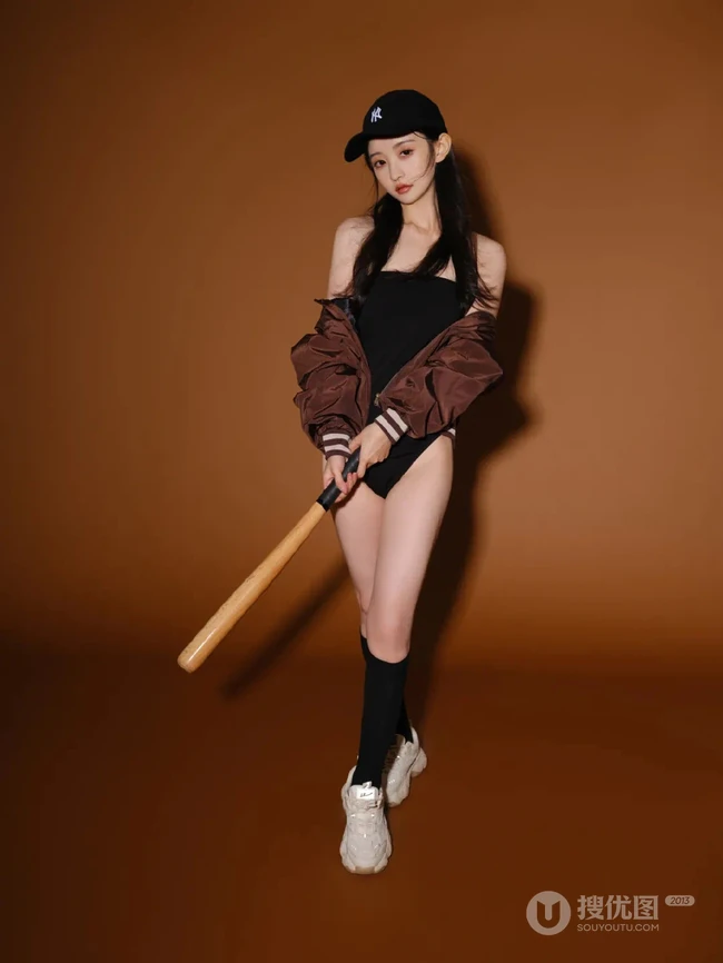 手拿棒球棒的气质可人漂亮礼裙连体衣花季少女眼神高冷动人室内写真图集