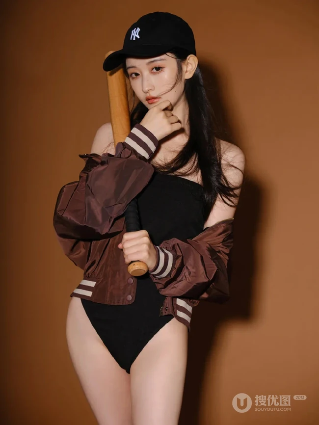 手拿棒球棒的气质可人漂亮礼裙连体衣花季少女眼神高冷动人室内写真图集