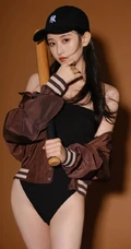 手拿棒球棒的气质可人漂亮礼裙连体衣花季少女眼神高冷动人室内写真图集