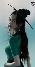 宣璐别具风格古装头饰，搭配多套衣裙，宛如侠女，既凌厉亦温柔