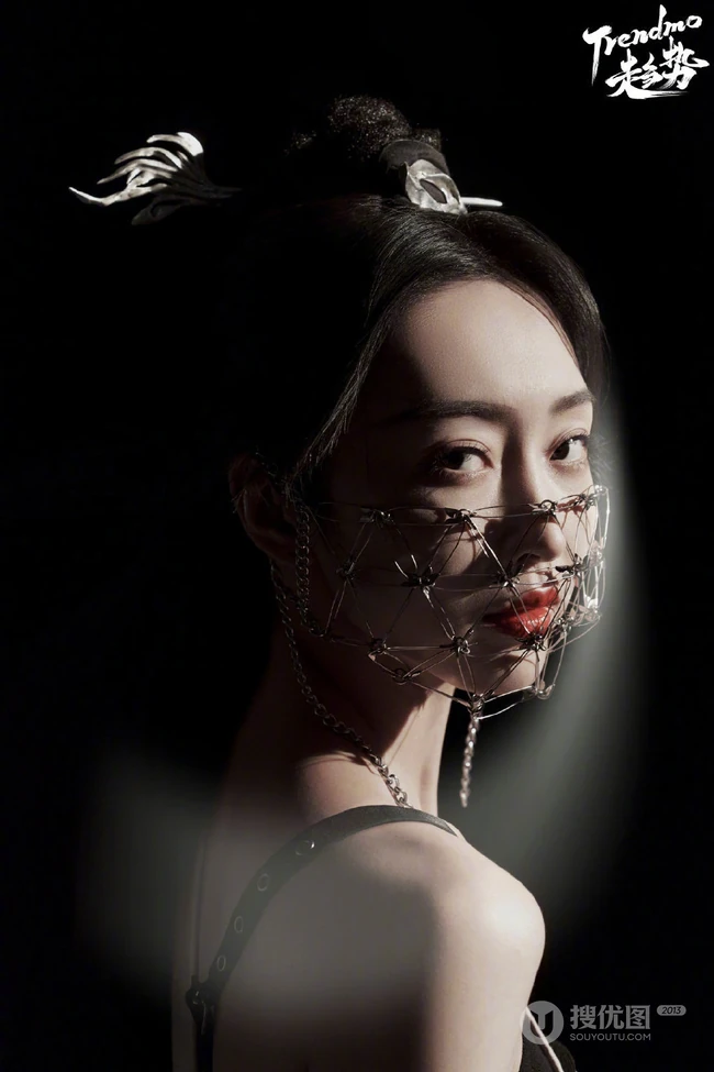 宣璐别具风格古装头饰，搭配多套衣裙，宛如侠女，既凌厉亦温柔