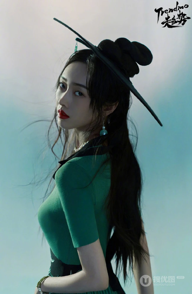 宣璐别具风格古装头饰，搭配多套衣裙，宛如侠女，既凌厉亦温柔