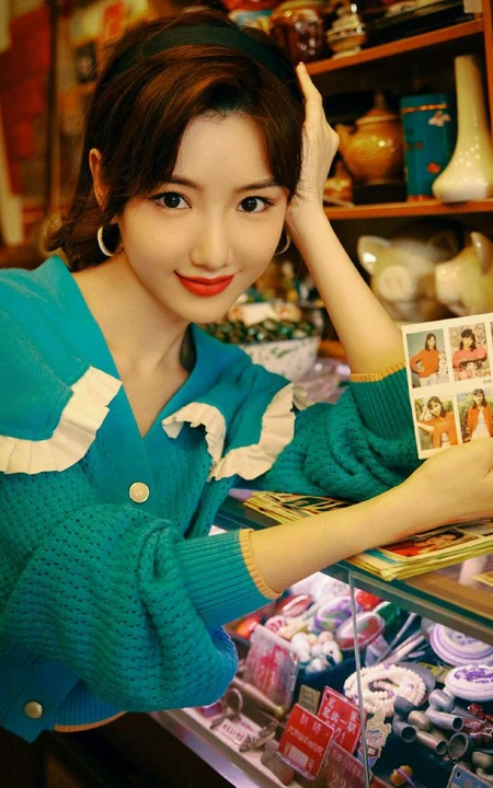 毛晓彤文艺复古街边游玩闲逛甜美悠闲写真图片