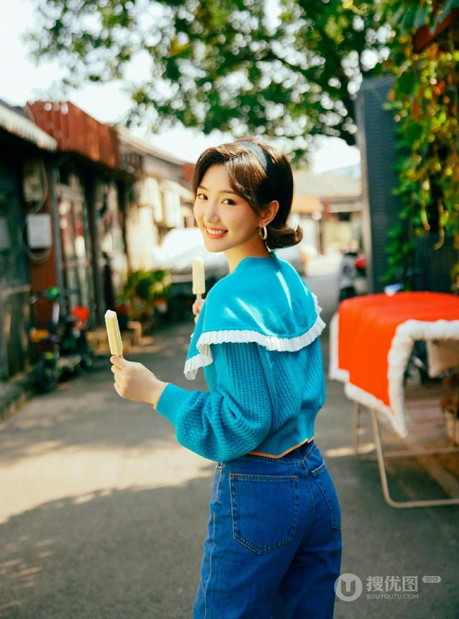 毛晓彤文艺复古街边游玩闲逛甜美悠闲写真图片