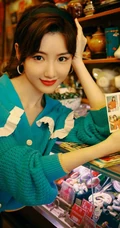 毛晓彤文艺复古街边游玩闲逛甜美悠闲写真图片
