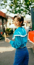 毛晓彤文艺复古街边游玩闲逛甜美悠闲写真图片