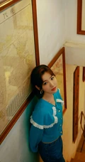 毛晓彤文艺复古街边游玩闲逛甜美悠闲写真图片
