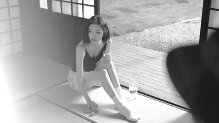 唐艺昕背心短裤穿着悠闲坐地黑白写真花絮照片壁纸
