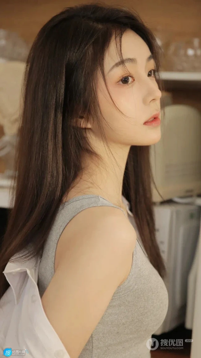 鼻梁高高的甜美长发背心美少女温柔可人写真手机壁纸套图