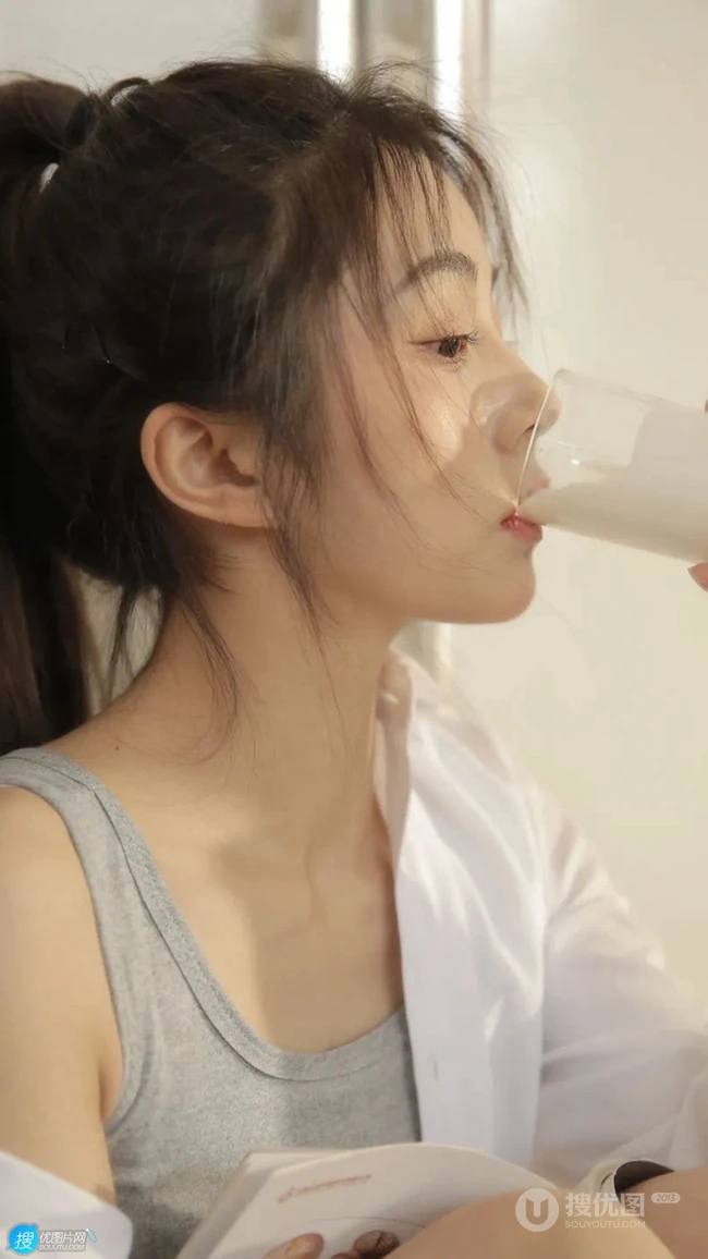 鼻梁高高的甜美长发背心美少女温柔可人写真手机壁纸套图