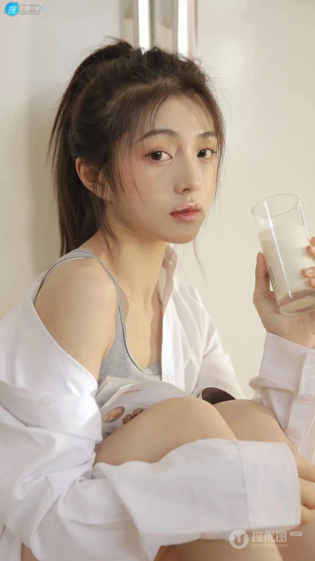 鼻梁高高的甜美长发背心美少女温柔可人写真手机壁纸套图
