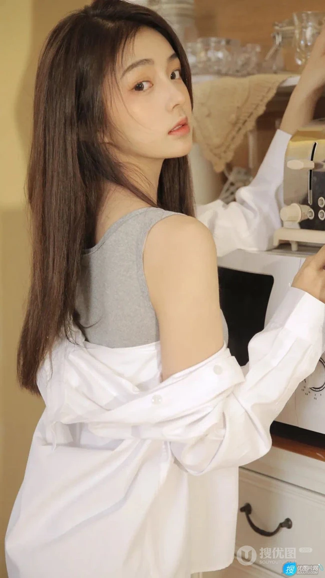 鼻梁高高的甜美长发背心美少女温柔可人写真手机壁纸套图