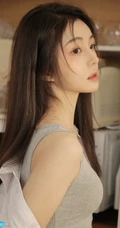 鼻梁高高的甜美长发背心美少女温柔可人写真手机壁纸套图
