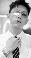 李现戴着眼镜，身着白色西服套装，痞帅有型写真照片