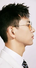 李现戴着眼镜，身着白色西服套装，痞帅有型写真照片