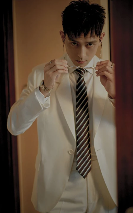 李现戴着眼镜，身着白色西服套装，痞帅有型写真照片