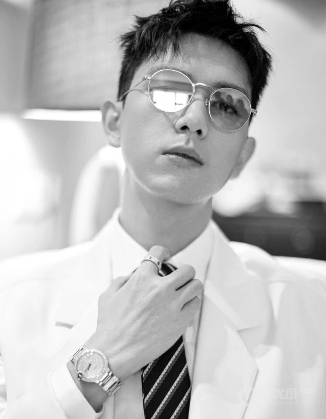 李现戴着眼镜，身着白色西服套装，痞帅有型写真照片