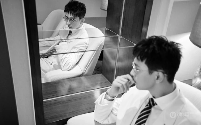 李现戴着眼镜，身着白色西服套装，痞帅有型写真照片