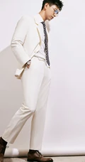 李现戴着眼镜，身着白色西服套装，痞帅有型写真照片