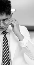 李现戴着眼镜，身着白色西服套装，痞帅有型写真照片