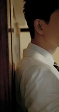 李现戴着眼镜，身着白色西服套装，痞帅有型写真照片
