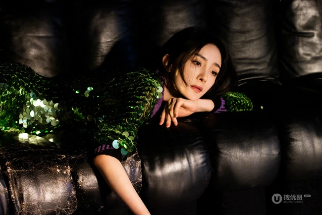 杨幂明媚娇艳，柔情满满一个人超美秋意写真图片