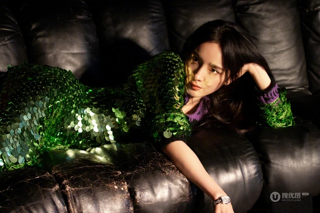 杨幂明媚娇艳，柔情满满一个人超美秋意写真图片