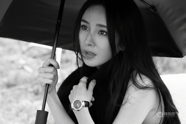 杨幂明媚娇艳，柔情满满一个人超美秋意写真图片