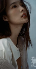 微卷长发女生明星李沁妩媚慵懒温柔初秋写真杂志图片