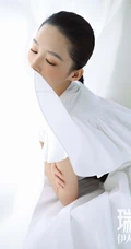 微卷长发女生明星李沁妩媚慵懒温柔初秋写真杂志图片