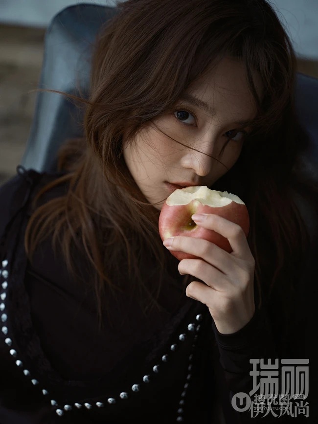 微卷长发女生明星李沁妩媚慵懒温柔初秋写真杂志图片