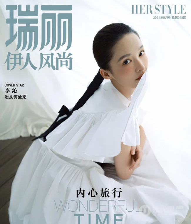微卷长发女生明星李沁妩媚慵懒温柔初秋写真杂志图片